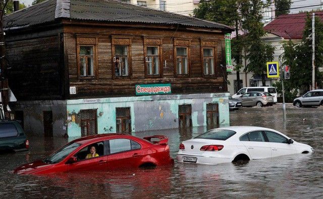 В Нижнем Новгороде парень спас женщин из тонущих машин (6 фото)