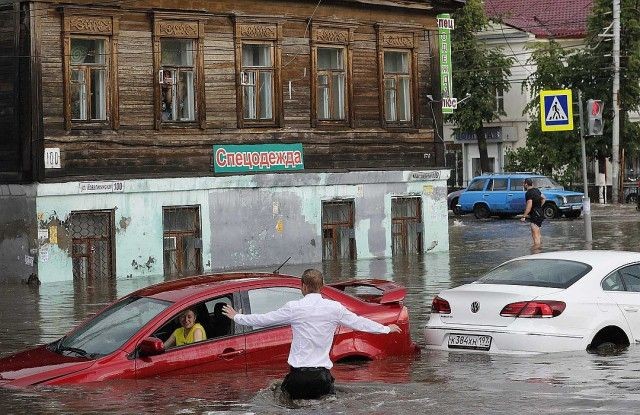 В Нижнем Новгороде парень спас женщин из тонущих машин (6 фото)