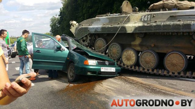 БМП наехала на легковой автомобиль на выезде из Гродно (8 фото)