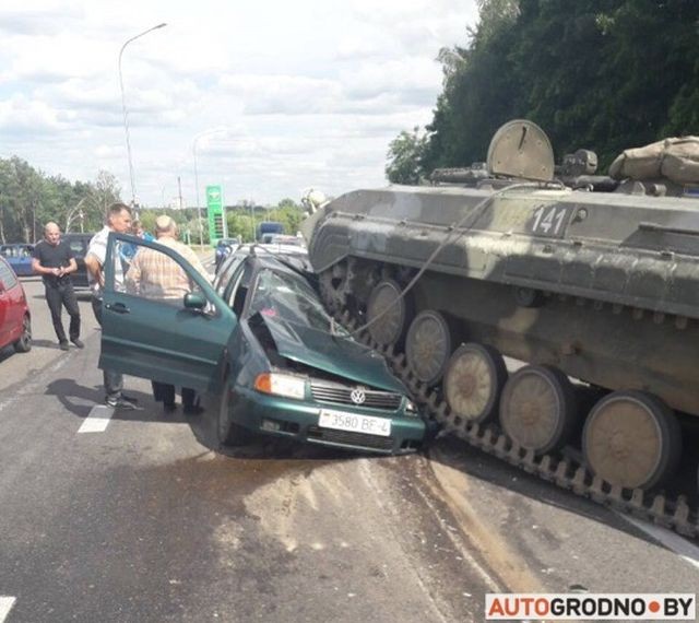 БМП наехала на легковой автомобиль на выезде из Гродно (8 фото)