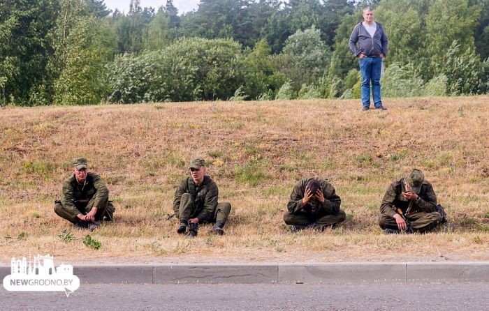 БМП наехала на легковой автомобиль на выезде из Гродно (8 фото)