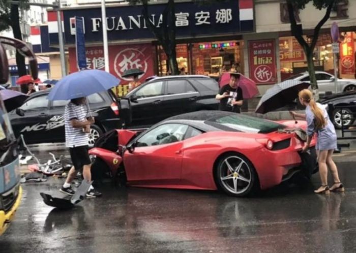 Девушка разбила арендованный Ferrari, как только села за руль (2 фото)