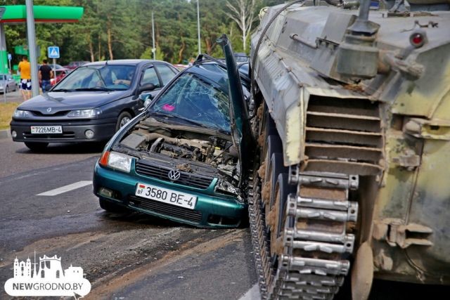 БМП наехала на легковой автомобиль на выезде из Гродно (8 фото)