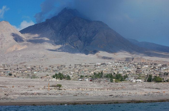 Что остается после извержения вулкана (33 фото)