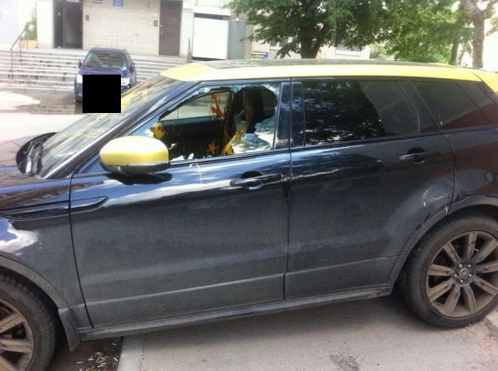 Владелец автомобиля обнаружил его изуродованным (7 фото)