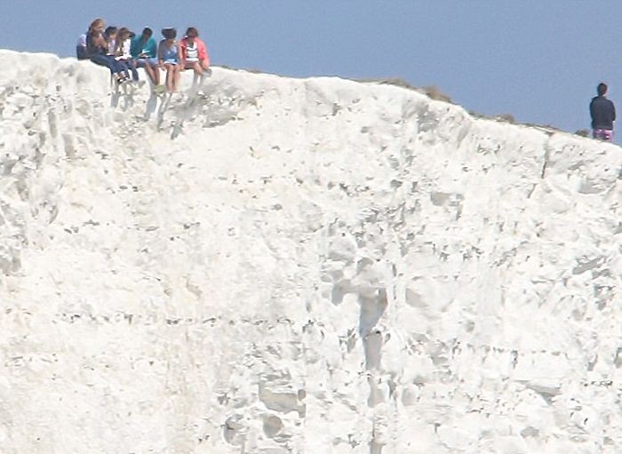 На что пошли подростки ради фотографий и заряда адреналина (3 фото)