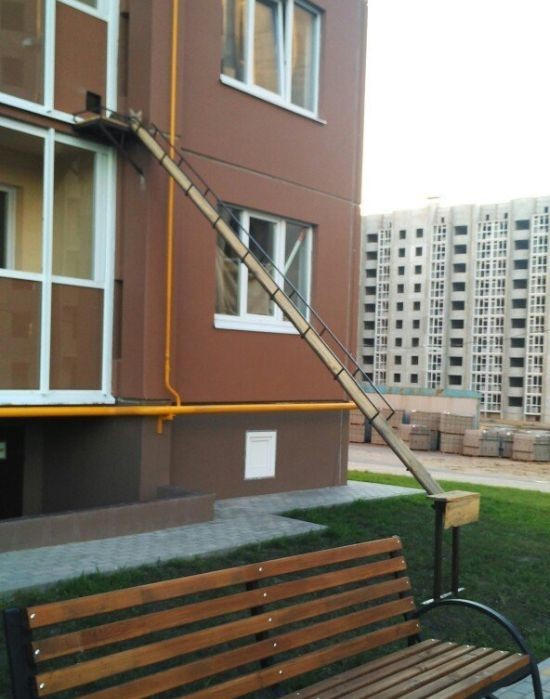 Персональный вход в одну из квартир в многоэтажке (3 фото)