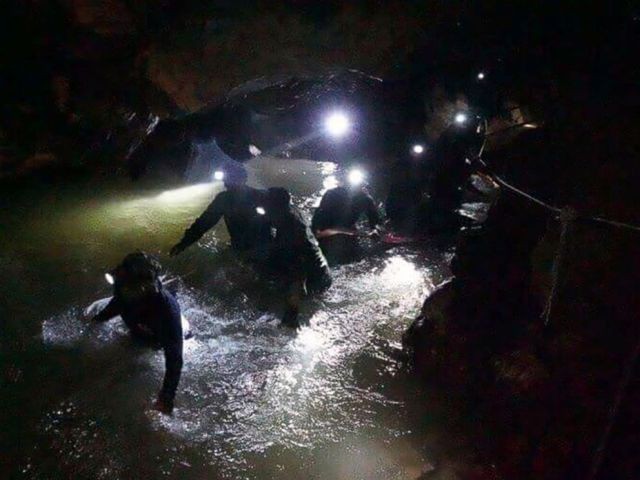 12 детей провели в пещере 10 дней и попали в ловушку (3 фото)