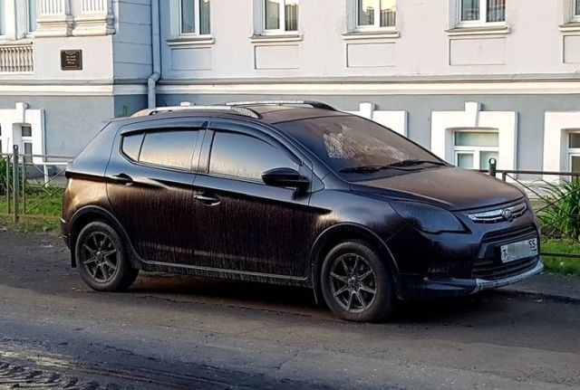 Дорожники залили машины битумом в центре Омска (6 фото)
