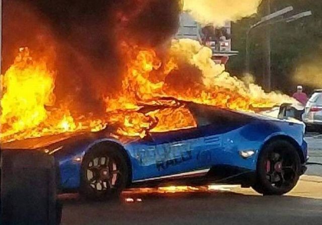 Lamborghini сгорела на заправке из-за забывчивого водителя (3 фото)