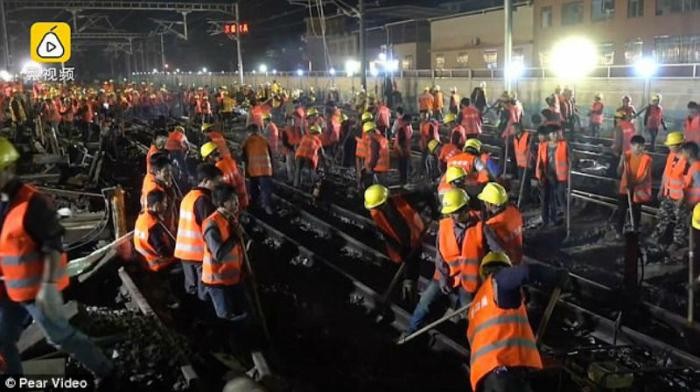 В Китае за 9 часов построили новую железнодорожную развязку (4 фото)