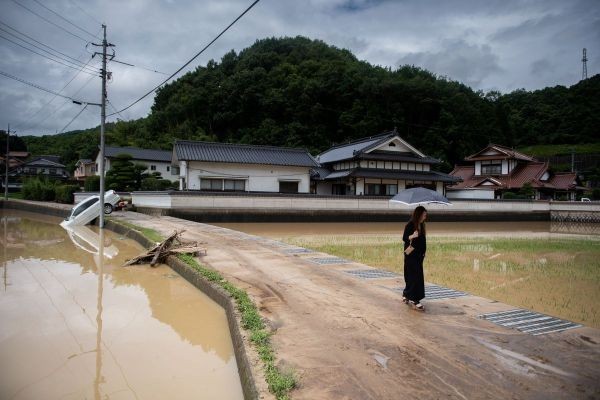 В Японии сильнейшие ливни и оползни хоронят населенные пункты(10 фото)
