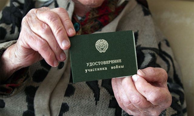 Жители скинулись деньгами на "народную пенсию" для ветерана (3 фото)