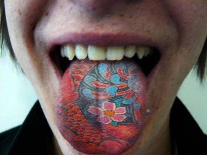 Новый модный тренд: татуировки на языках (16 фото)