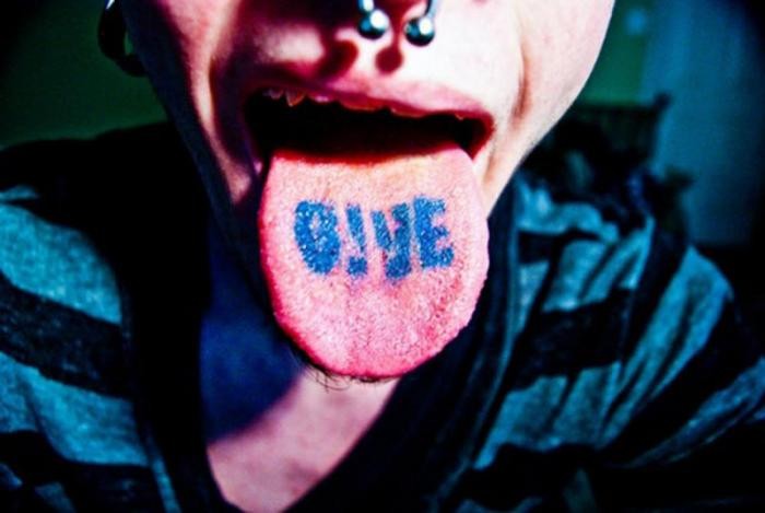 Новый модный тренд: татуировки на языках (16 фото)