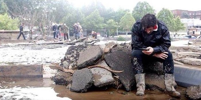 Вице-премьер помог в ликвидации последствий наводнения (4 фото)