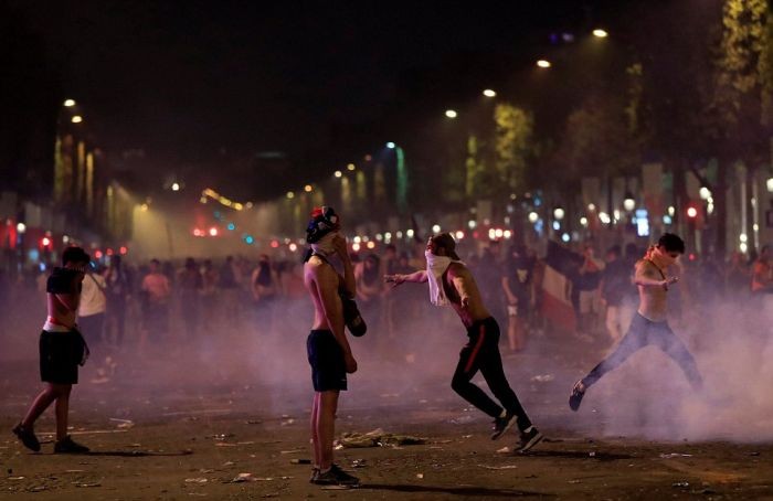 Массовые беспорядки и погромы во Франции после победы в ЧМ (25 фото)