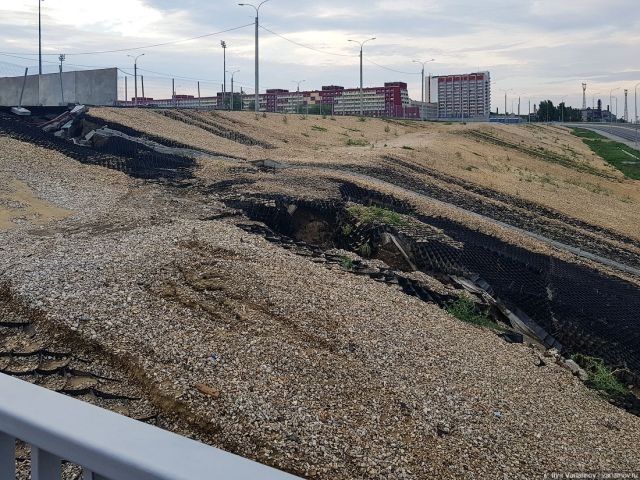 Склон стадиона "Волгоград Арена", размыло ливнем (10 фото)