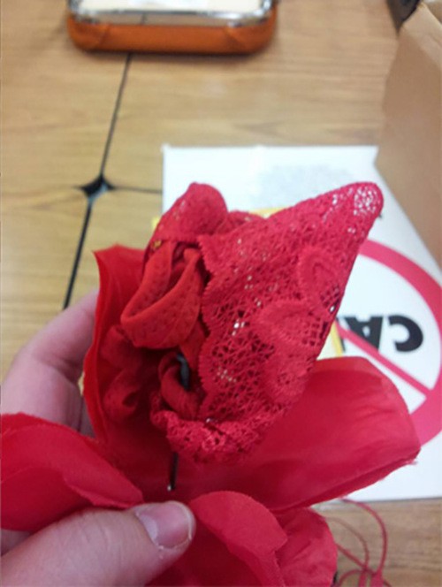 Необычный цветок, подаренный учителю (2 фото)