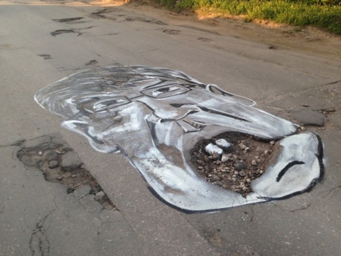 Активисты нарисовали на дорожных ямах части собственного мэра (4 фото)