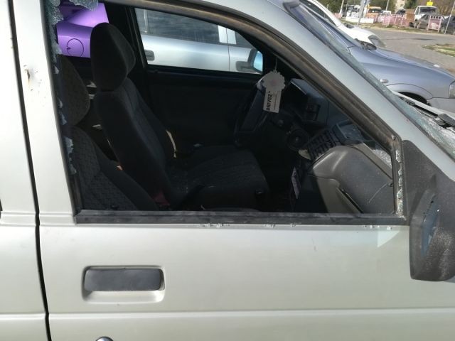 Девушка разбила костылём все стекла в чужом автомобиле (5 фото)