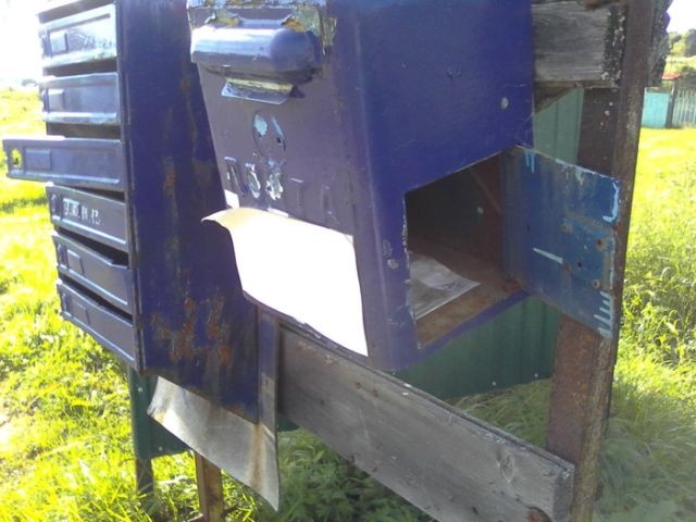 Забытый почтовый ящик с письмами внутри (4 фото)