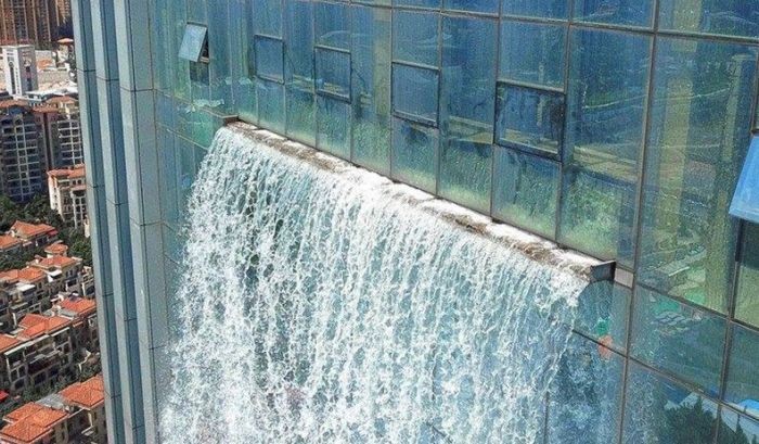 В Китае построили водопад, стекающий со стены небоскреба (4 фото)