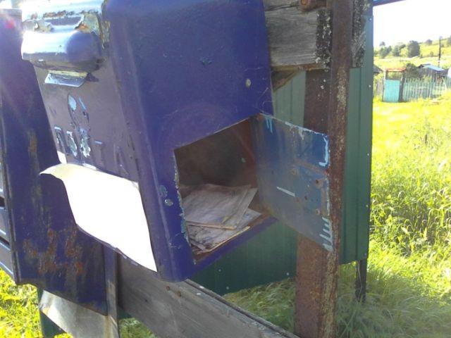 Забытый почтовый ящик с письмами внутри (4 фото)