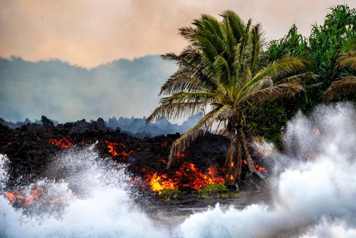 Завораживающие кадры извержения вулкана Килауэа на Гавайях (16 фото)