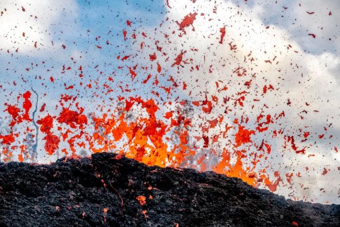 Завораживающие кадры извержения вулкана Килауэа на Гавайях (16 фото)