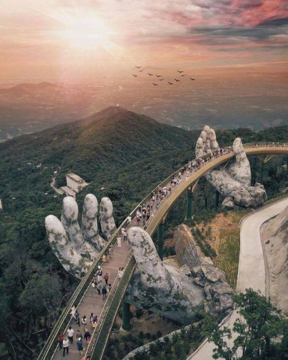Вьетнамский мост на двух "человеческих" ладонях (15 фото)