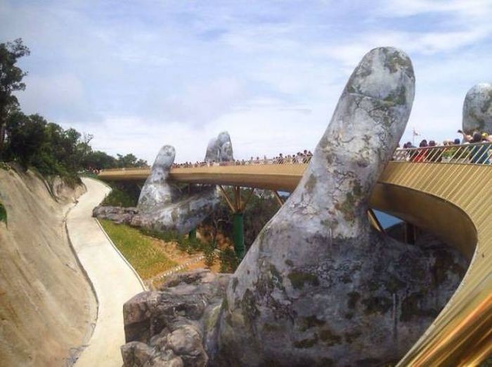 Вьетнамский мост на двух "человеческих" ладонях (15 фото)