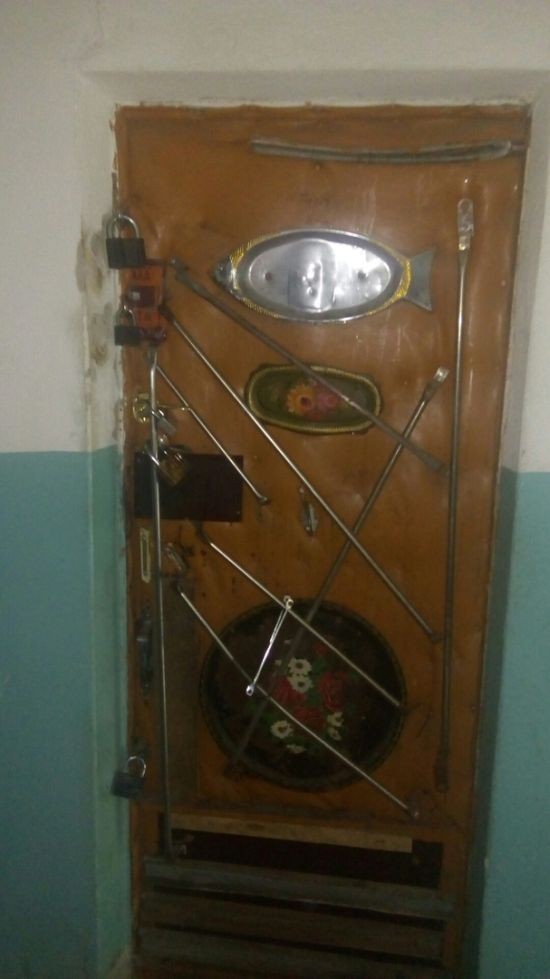Суровая челябинская дверь в квартиру (2 фото)