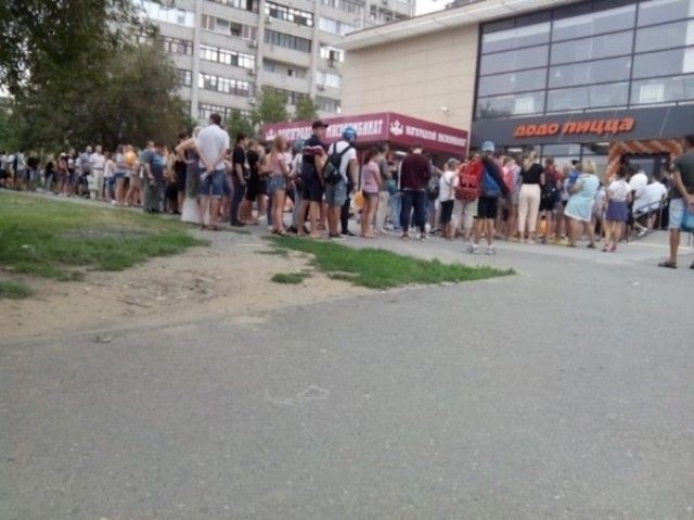 В Волгограде выстроилась огромная очередь за пиццей по акции (5 фото)