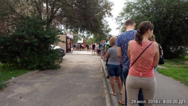 В Волгограде выстроилась огромная очередь за пиццей по акции (5 фото)
