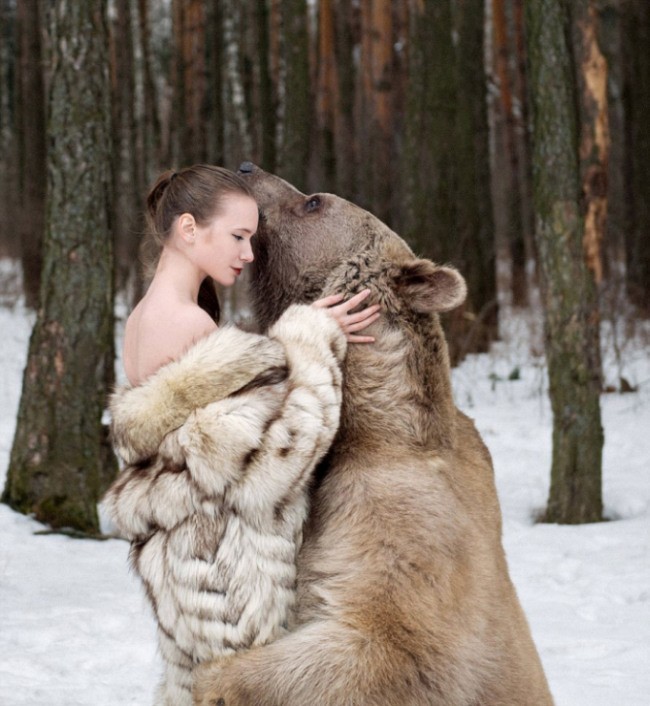 Шокирующая фотосессия русских моделей с медведем (11 фото)