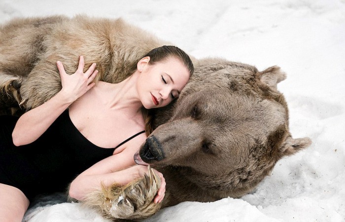 Шокирующая фотосессия русских моделей с медведем (11 фото)