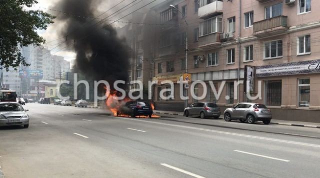 Автомобиль Audi полностью сгорел после наезда на люк (7 фото)