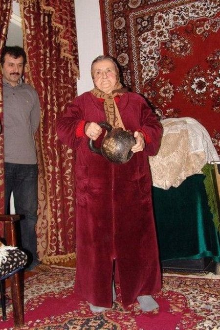 Самая сильная в мире бабушка (5 фото)