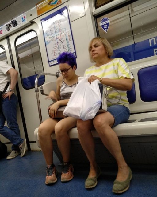 Модники и модницы в метро (28 фото)