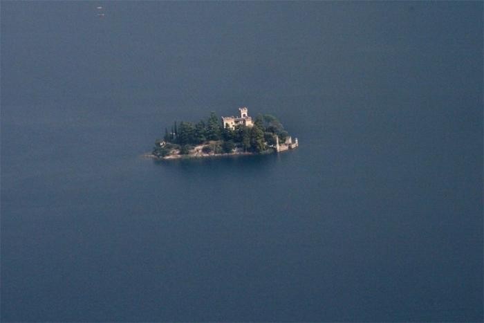 Замок на острове (10 фото)