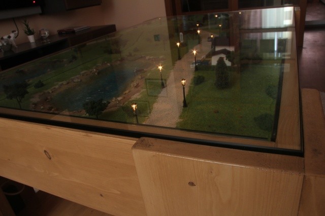 Самодельный журнальный стол с макетом под стеклом (17 фото)