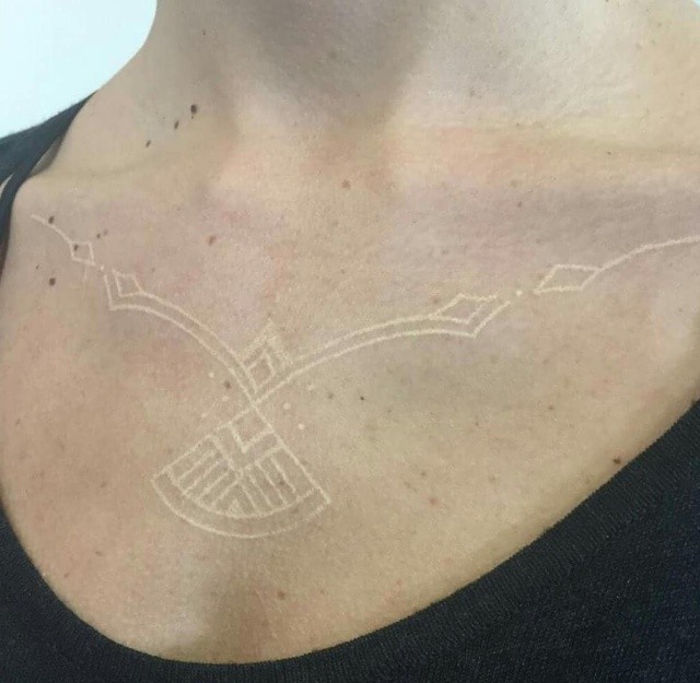 Необычные татуировки с использованием белых чернил (24 фото)