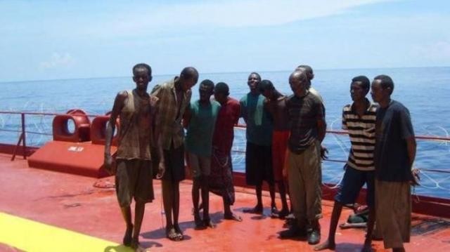 Арсенал сомалийских пиратов (24 фото)