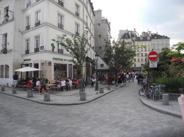 Какой была бы парижская улица, если бы она была в Москве (2 фото)