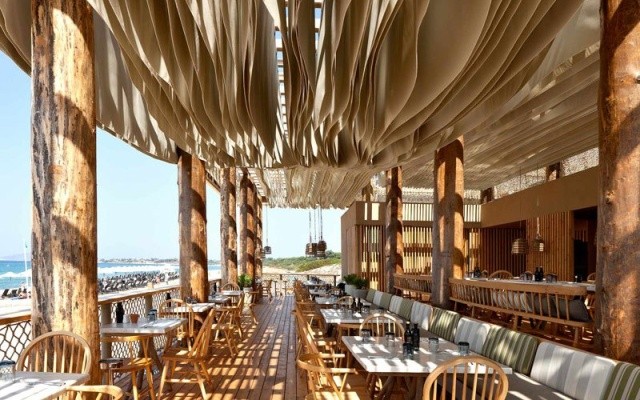 Необычный дизайн пляжного ресторана в Греции (6 фото)