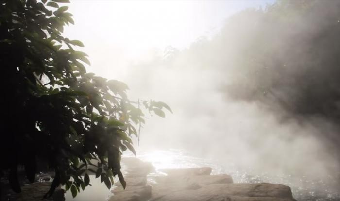 Уникальная кипящая река в джунглях Амазонки (13 фото)