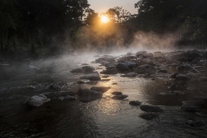 Уникальная кипящая река в джунглях Амазонки (13 фото)