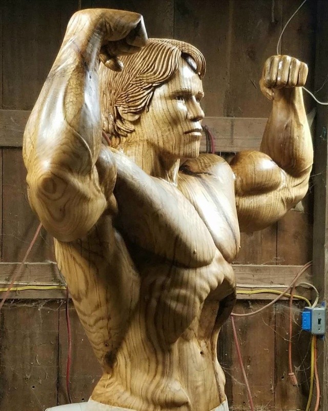 Удивительная скульптура знаменитости, вырезанная из дерева (10 фото)