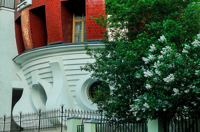 Дом-яйцо в Москве как символ лужковской архитектуры (8 фото)